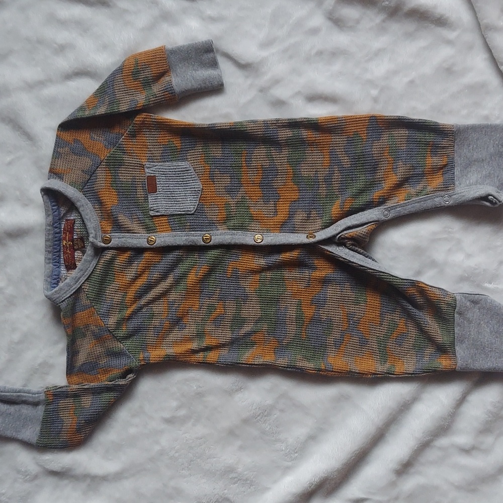 For All Mankind 0/3months baby camo button up onesie